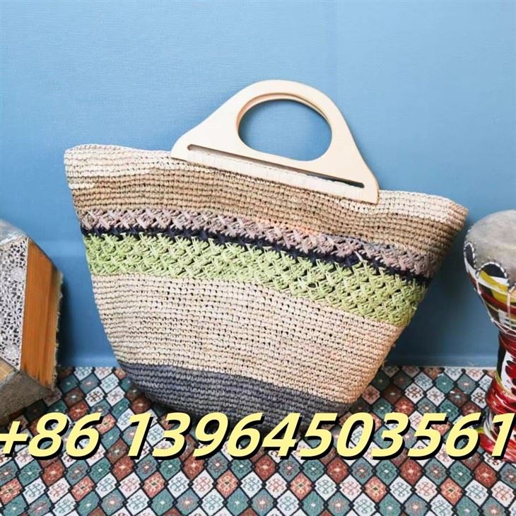 „Raffia“ rankinė su medinėmis rankenomis