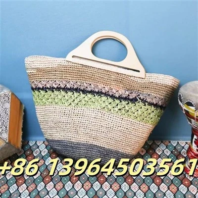 „Raffia“ rankinė su medinėmis rankenomis