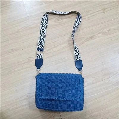Mėlynas Crossbody šiaudų krepšys su juostele